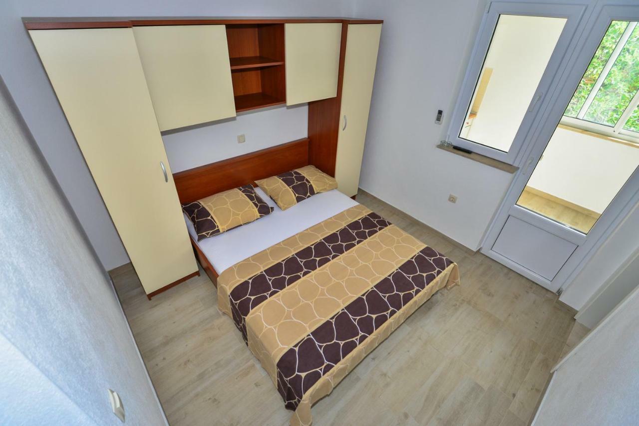 Apartmani Dina Макарска Екстериор снимка