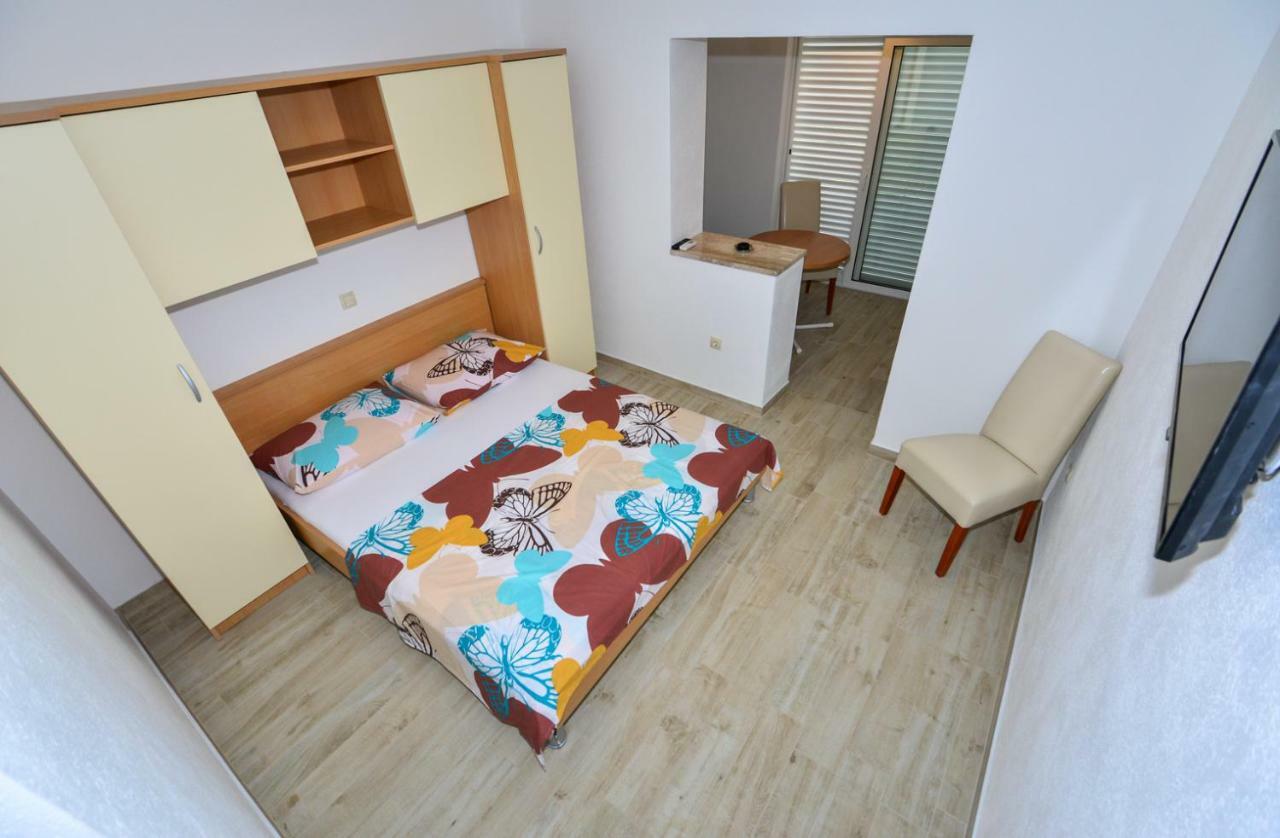 Apartmani Dina Макарска Екстериор снимка