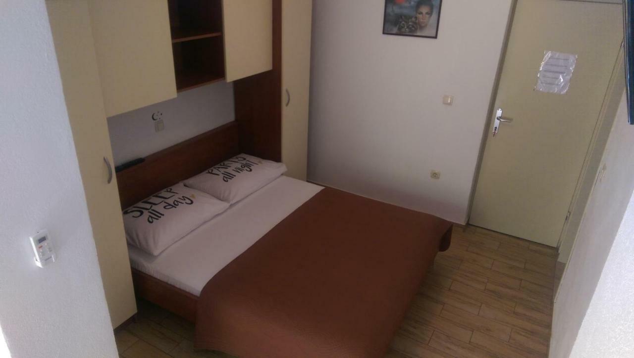 Apartmani Dina Макарска Екстериор снимка